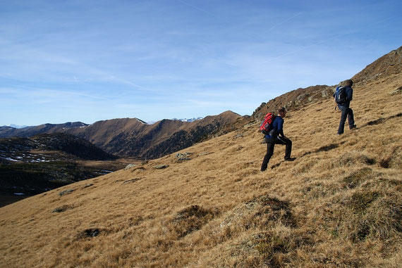 Die letzten Meter hinauf zum Gipfel, im Hintergrund das Großleobeneck