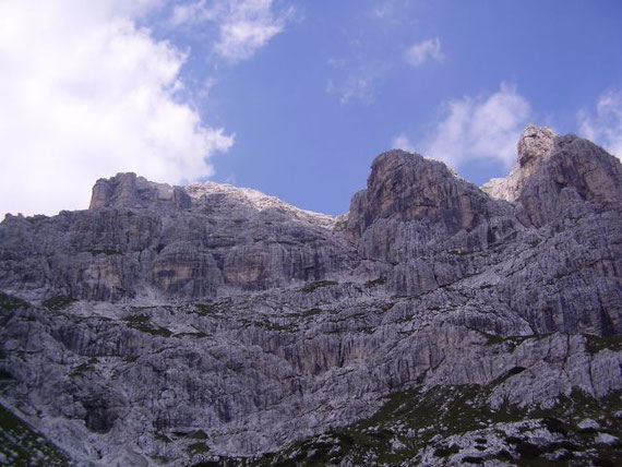 Blick hinauf zum Wischberg (links), am linken Rand des mittleren Pfeilers führt die Aufstiegsroute/ Klettersteig