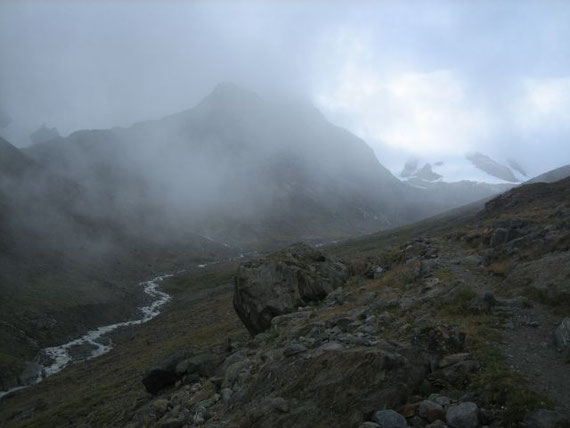 Die Nebel verhüllen die Vernagthütte (Bildmitte)