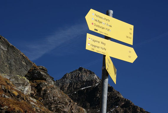 Wegweiser in 2680m, im Hintergrund die Geißl