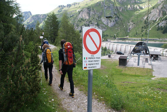 Abmarsch; etwas verwunderlich die Hinweistafel: Privatbesitz. Wir starten erst um 17h und der Lift ist bereits außer Betrieb