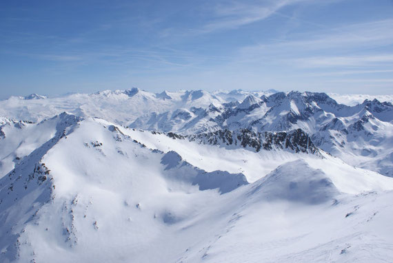 Im Osten zeigen sich die Gipfel der Schoberruppe und im Hintergrund auch Gipfel wie Sonnblick und Hocharn oder auch der Dachstein