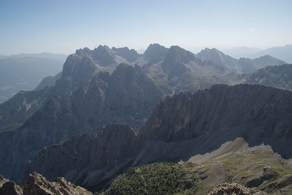 Neben zahlreichen anderen Gipfel zeigen sich hier die Große Sandspitze und der Seekofel, Erinnerungen an eine gewaltige Schitour werden wach