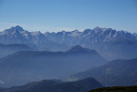 Der Blick vom Bärensattel in die Julischen Alpen (links Triglav, rechts Skraltica und dazwischen Stenar und Razor)