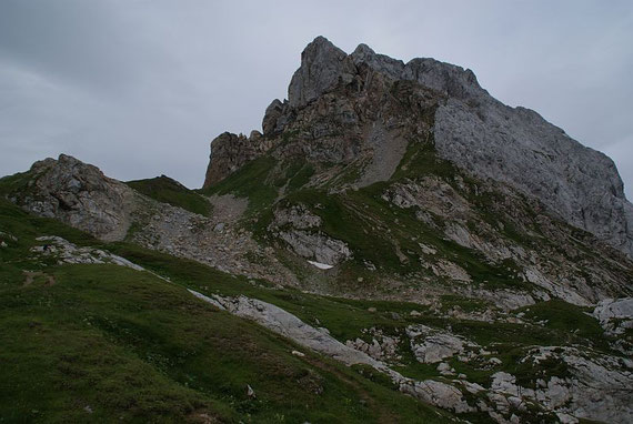 Blick zum felsigen Gipfelaufbau des Hochweißstein