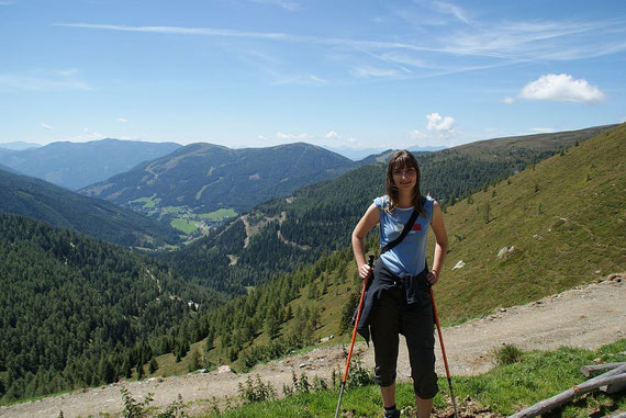 Bei der Steinhalter Hütte; der Weg zurück ist noch weit (grüne Wiesen im Tal), Im Hintergrund der Mirnock