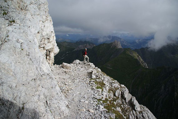 Bei Stellungsreste aus dem 1. Weltkrieg knapp unter dem Gipfel; im Hintergrund die Torkarspitze