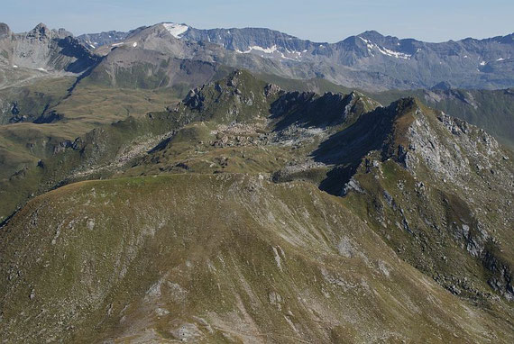 Blick zu den Gipfeln der Rundtour, im Vordergrund der Mulleter Sadnig, in der Bildmitte der Makerni (grüne Pyramide)