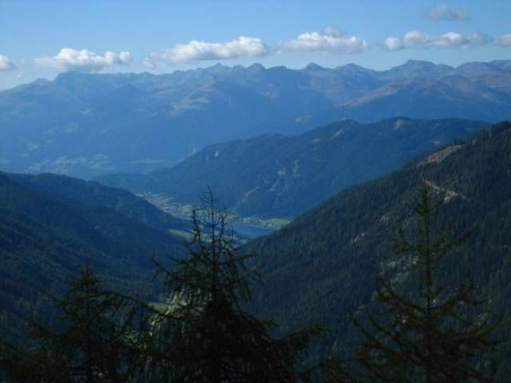 Während des Aufstiegs zeigt sich die Westseite des Weißensees (930m), im Hintergrund die Kreuzeckgruppe