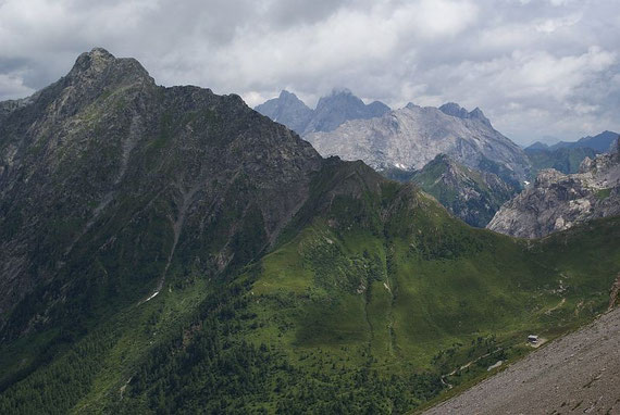Der Blick zurück: Raudenspitze links, Hohe Warte Mitte und Hochweißsteinhaus (rechts im Vordergrund)