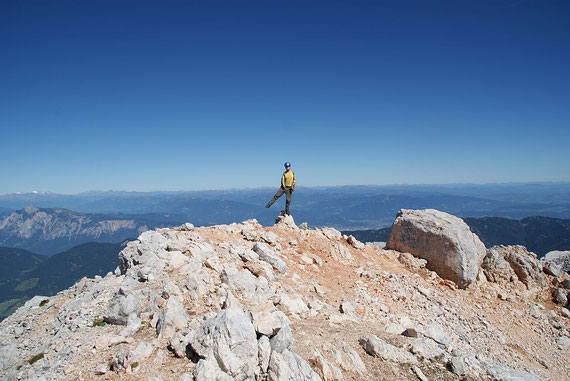 Am Gipfel angekommen; im Hintergrund links der Dobratsch sowie frisch angezuckert Hochalm und Ankogel