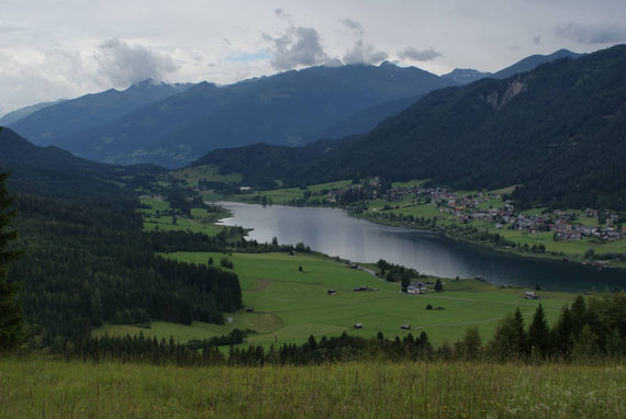 Beim Abstieg über die Schipiste öffnet sich ein herrlicher Blick zum Weißensee Westufer