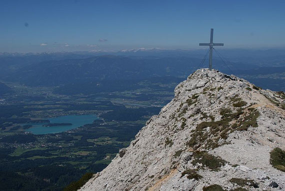 Am Gipfel mit Blick hinunter zum Faaker See