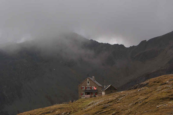 Die Salmhütte, im Hintergrund die Pfortscharte