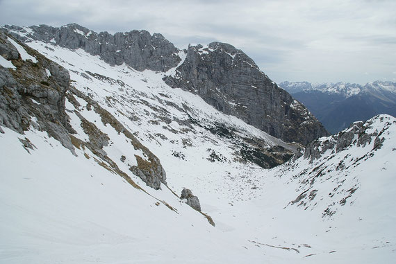 Der untere Teil, meist erfolgt die Abfahrt bis zum markanten mit Felsen durchsetzten Boden in rund 1600m