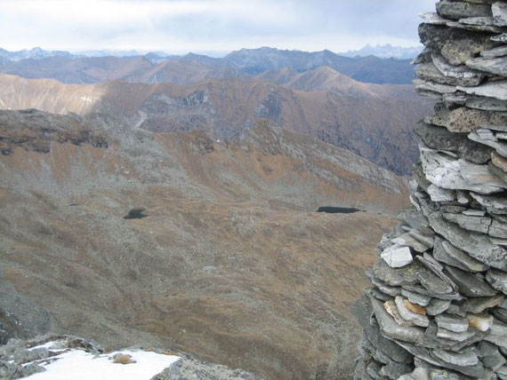 Nach Norden hin im Kessel die Lasörnseen (~2300m). Links im Hintergrund das Tennengebirge und am rechten hinteren Bildrand der Dachstein (2996m)