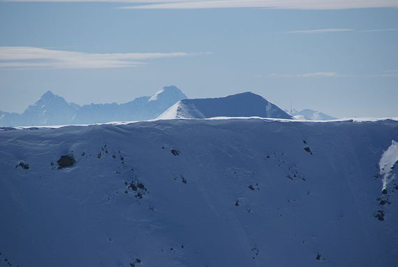 Blick nach Süden zu den Julischen Alpen; Jalovec links und Mangart (Mitte), im Vordergrund der Doppelgipfel ist der Pfannnock und rechts daneben zeigt sich der Dobratsch