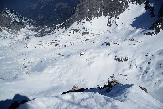 Tiefblick zur Karlsbader Hütte (Bildmitte)