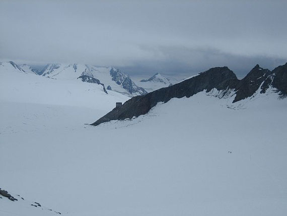 Der Blick vom Oberen Guslärjoch nach Südwesten zum Brandenburger Haus (3272m)
