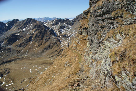 Der Wanderweg in der steilen Südflanke