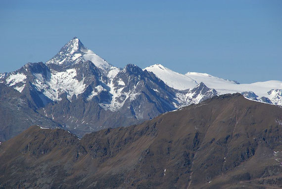 Der Großglockner begleitet den Wanderer über weite Strecken