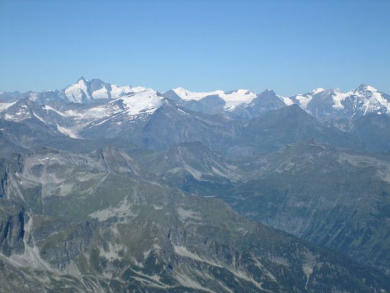 Im Westen stehen der Großglockner (3798m) sowie Sonnblick (3105m, ganz links vorm Glockner), Hocharn (3254m, rechts vom Glockner) und Großes Wiesbachhorn (3564m, ganz rechts)