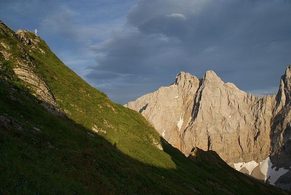 Blick zum Gipfel (links), rechts wieder die Kellerspitzen
