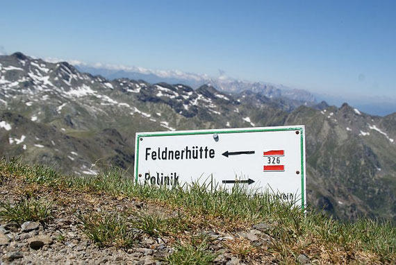 Eine kleine Tafel weist den Weg zum Polinik, im Hintergrund das Hochkreuz, ebenfalls eine schöne Schitour