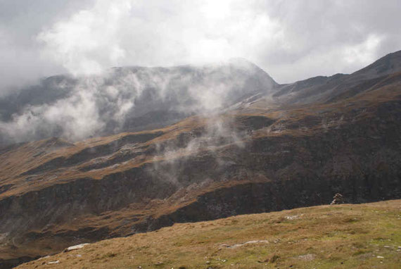 Die Nebelschwaden sorgen für spannende Stimmungen, Blick zurück nach Süden Richtung Glorer Hütte