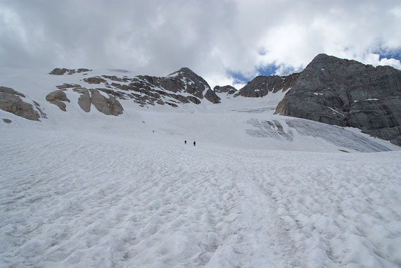 Rückblick über den Gletscher hinweg zum Gipfel (rechts der markanten Scharte)