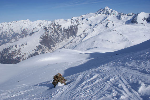 Knapp unterhalb des Gipfels der Blick zurück nach Norden auf den oberen Teil der Aufstiegsroute