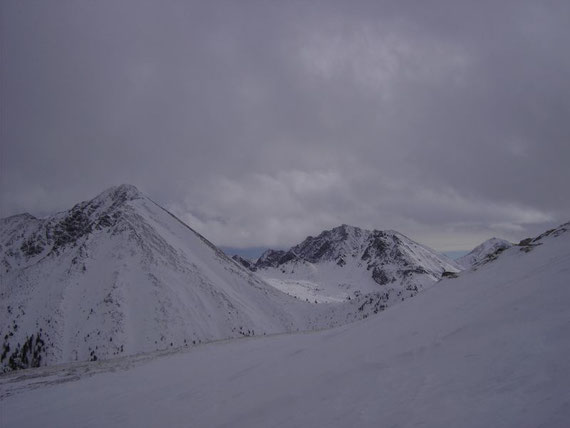 Der Blick nach Süden auf den auf das Triebener Törl (1907m), den Knaudachkogel (2227m) und den Großen Grießstein (2337m, links im Bild)