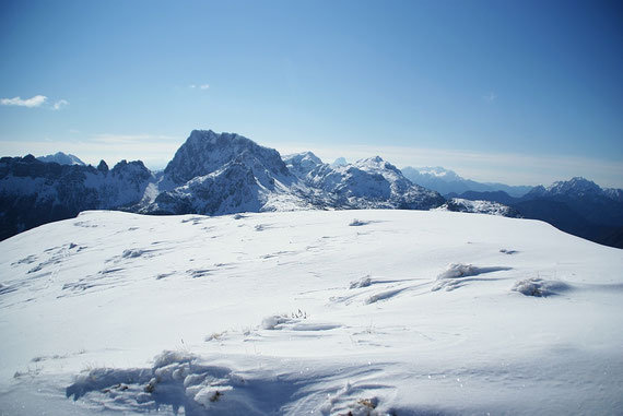 Nach Osten dominiert der Trogkofel das Blickfeld, rechts davon der Roßkofel und im Hintergrund die Julischen Alpen