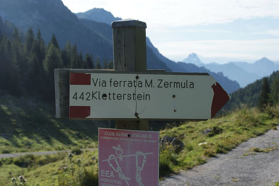 Wegweiser mit einem kleinen Rechtschreibfehler