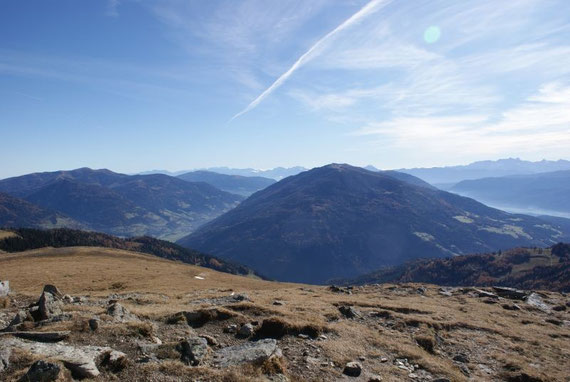 Der Blick vom Lammersdorfer Berg aus zum Mirnock, im Hintergrund kann man die Karawanken mit dem Mittagskogel erkennen