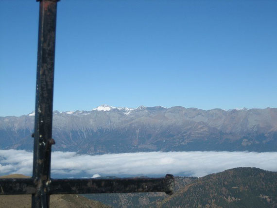 Etwas westlich davon die Königin der Tauern, die Hochalmspitze (3360m). Das Drautal im Vordergrund kämpft gerade gegen den Hochnebel