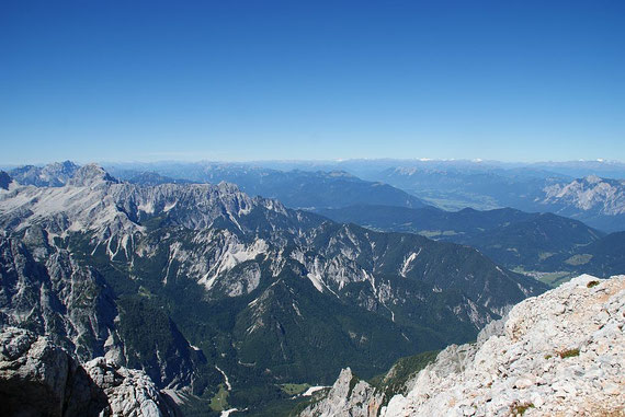 Der Blick nach Westen ist atemberaubend; Sichtweite 160km! Am inken Bildrand der Mangart, ganz hinten am Horizont die Dolomiten und die Venedigergruppe