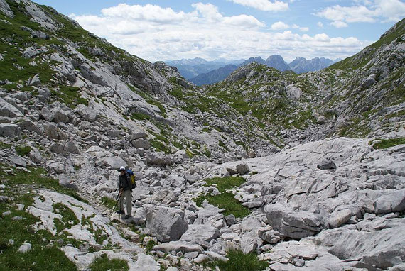 Beim Abstieg auf der karstigen Verebnung