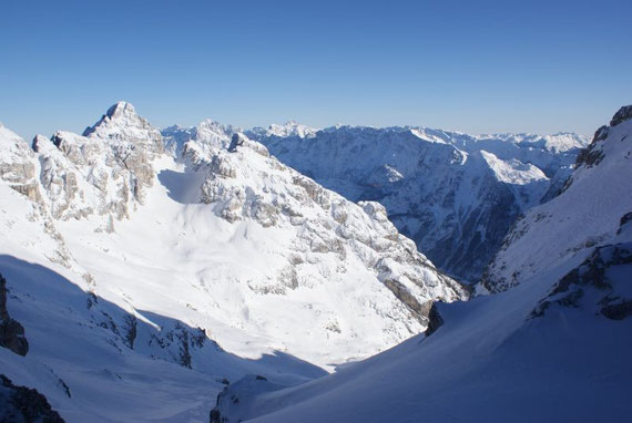 Wolkenloser Himmel und ein Blick über das Bergemeer der Julier (in der Bildmitte der Triglav) belohnen für die Mühen