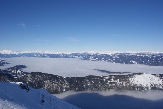 Auch über dem Drautal liegt Hochnebel, dahinter ein Bergemeer bestehend aus Tauern und Nockberge