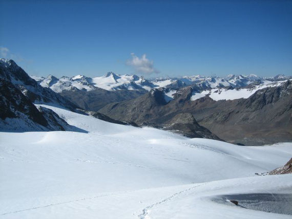 Während des Aufstiegs zum Brochkogeljoch der Blick zurück nach Süden. Links von der Wolke erhebt sich die Fineilspitze (3516m), rechts von der Wolke liegt der Schnalstaler Gletscher (Schigebiet, bereist in Südtirol)
