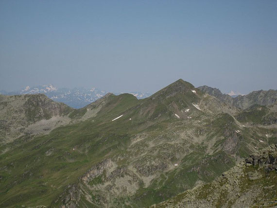 Von hier aus zeigt sich auch der Großglockner (kleine weiße Spitze rechts im Bild)