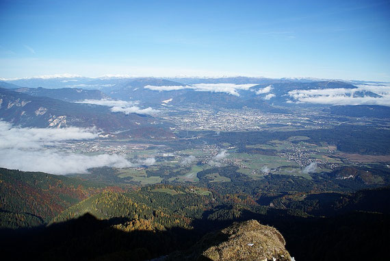 Während Klagenfurt noch unterm Hochnebel liegt, scheint in Villach schon die Sonne, im Hintergrund Hohe Tauern (links) und Nockberge (rechts)