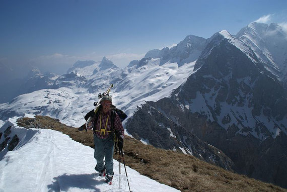 Die letzten Meter zum Gipfel, im Hintergrund rechts der Kanin, in der Bildmitte die Lopa