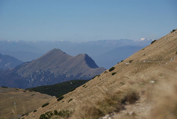 In der Südwestflanke des Weinasch, im Vordergrund der Kahlkogel, rechts wieder die Hochalmspitze und ganz links der Glockner