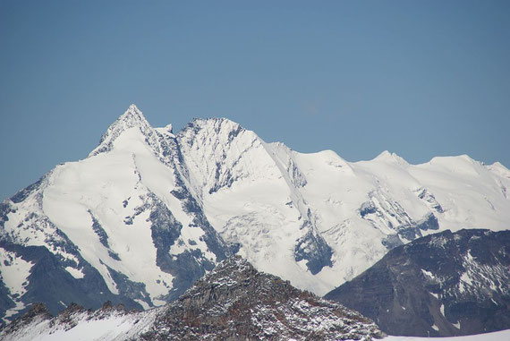Der Glockner präsentiert sich in frischem Weiß