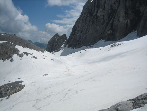 Blick von Westen zum Eisscheitel, die Schneehöhe beträgt dort etwa 4m