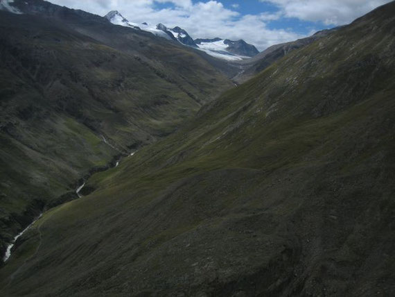 Beim Abstieg der Blick nach Süden in das Rofental zum Schnalstaler Gletscher (Hochjochferner)