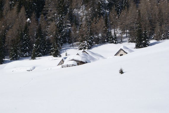 Die tief verschneite Cregnedul- Alm