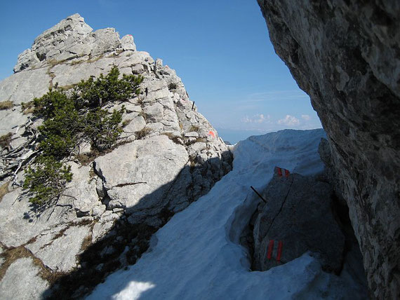 Nach der Gratquerung geht es über eine kleine Scharte hinein in eine steile Flanke